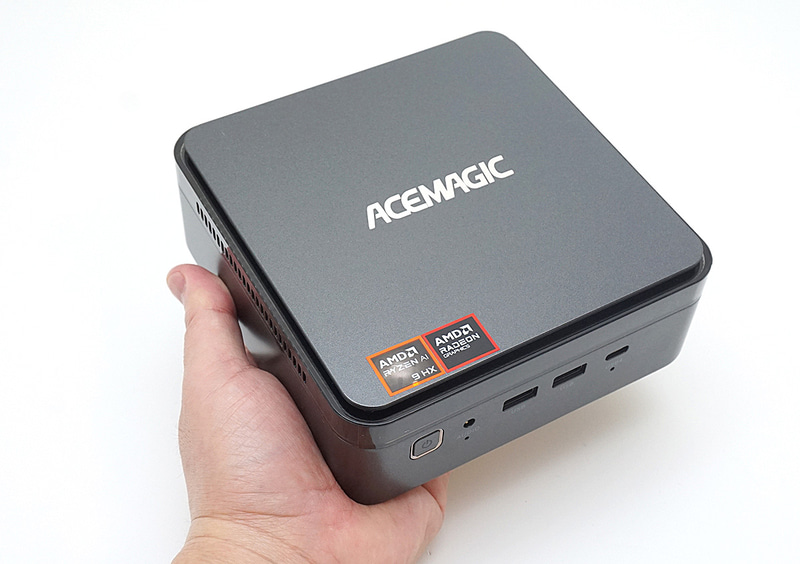 手のひらに載るミニPCらしいサイズ感は、従来のミニPCと同様