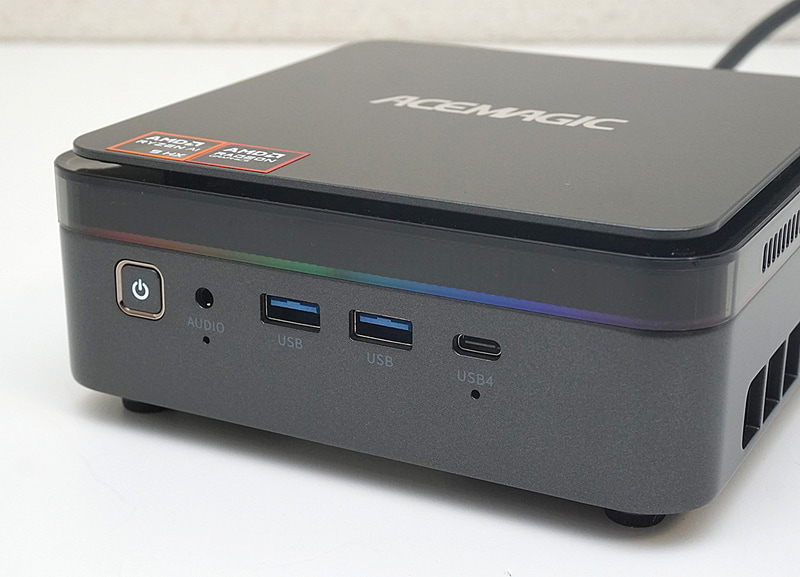 PCが起動中は側面や前面のLEDが美しく光る