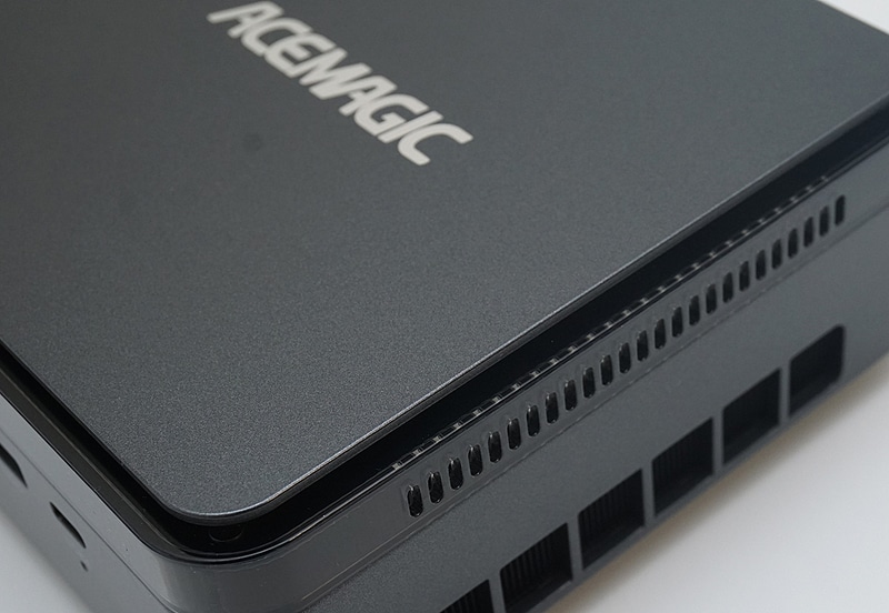 天板の隙間はメモリやSSDを冷却するファン用の吸気口で、側面や背面の穴は排気口だ