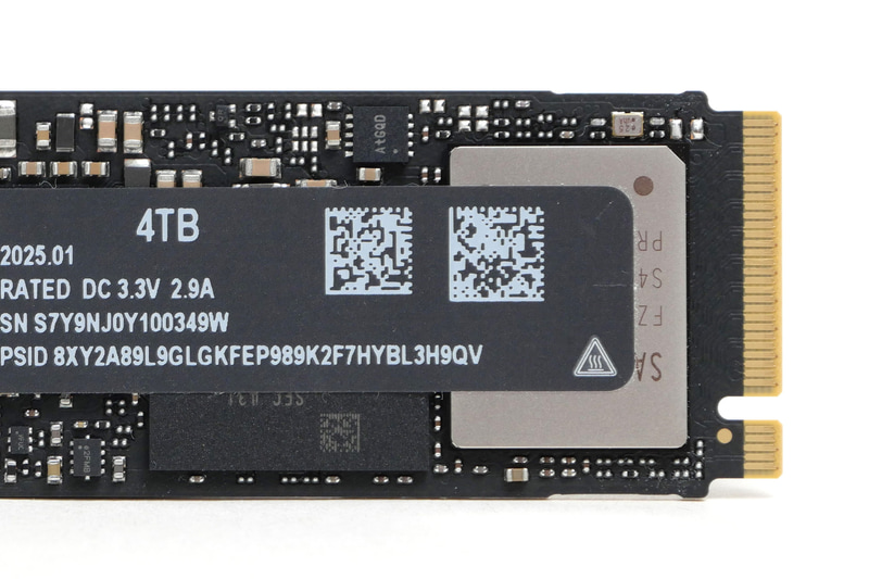 右がSSDコントローラ「Presto Controller」、左がキャッシュメモリ用の4GB LPDDR4Xチップ。SSDコントローラは熱対策のためニッケルコーティングが施されている