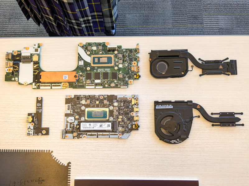 メインボードとファン(上:従来品、下:ThinkPad X13 Gen 6)