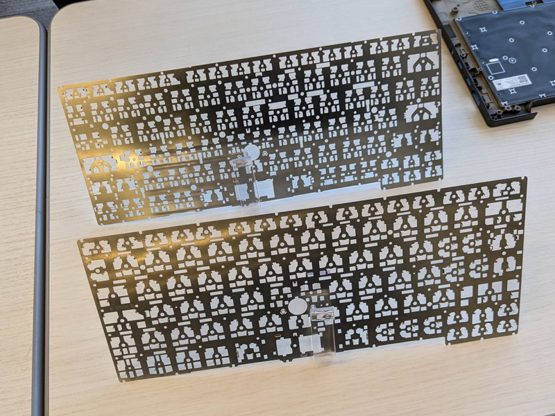 ベースプレート、従来品(上)はアルミ素材だが、ThinkPad X13 Gen 6(下)はステンレス素材を採用している