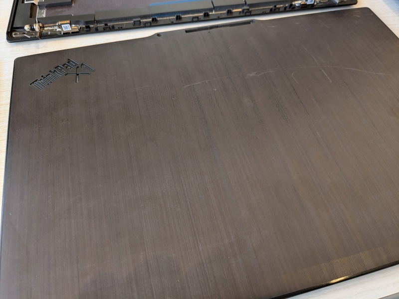 ThinkPad X1 Carbon Gen 13 Aura Editionの天板。繊維方向が縦