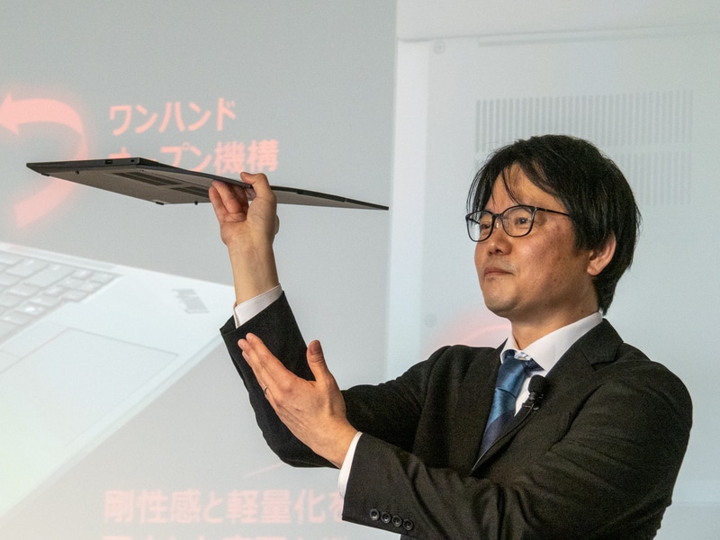 軽量化しつつ、ディスプレイをつまむような持ち方をしても壊れない耐久性を備える