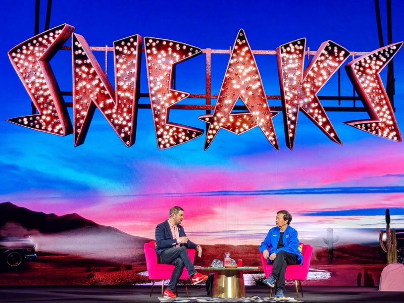 司会の2人も席に座ってくだけた感じで進行する