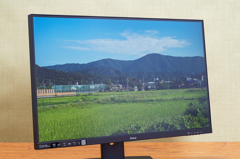 非光沢のIPS液晶で外光の映り込みはほとんどなし