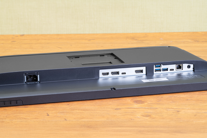 映像入力端子はHDMIとDisplayPort、USB Type-Cのアップストリームポートの3種類を装備