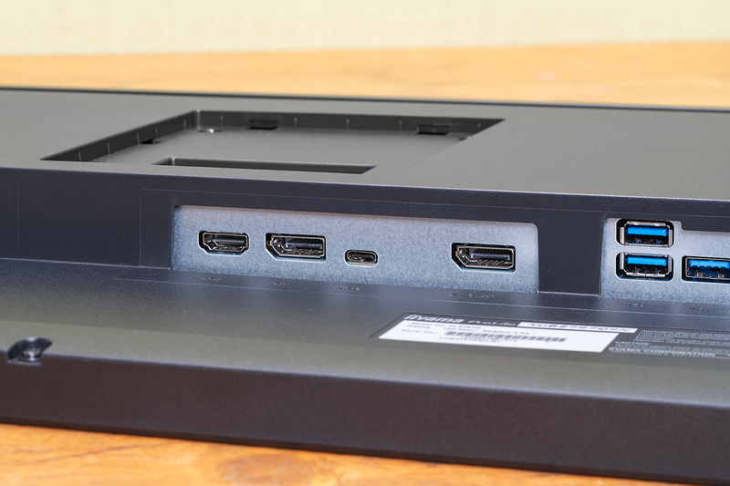 映像入力端子はHDMIとDisplayPort、USB Type-Cのアップストリームポートの3種類を装備