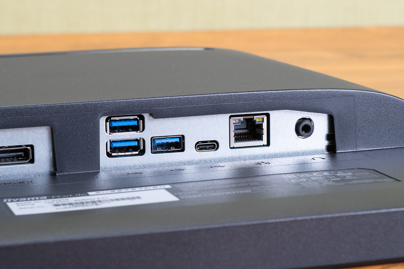 ダウンストリームのUSB Type-A、Type-Cポートのほか、LAN、ヘッドフォン端子が並ぶ