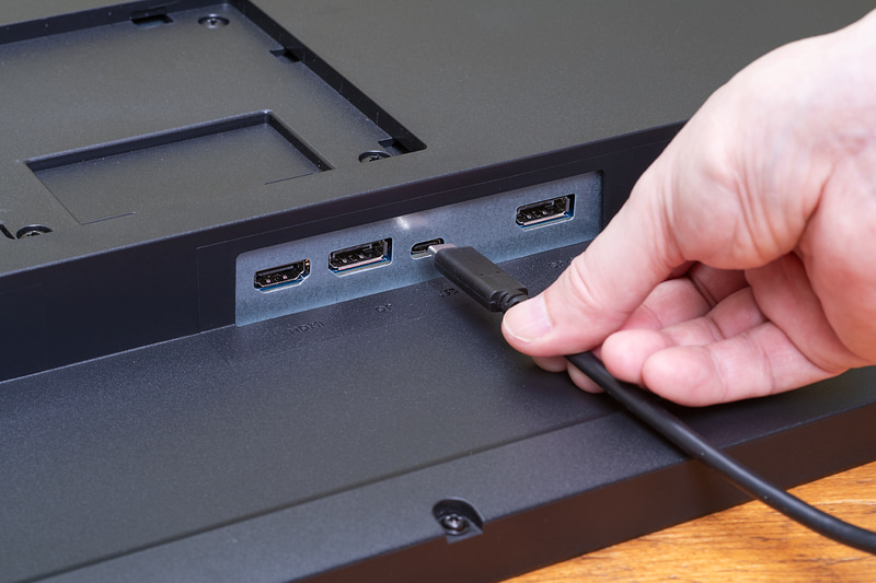 ノートPCにType-Cケーブルを1本つなぐだけで映像出力とノートPCの充電ができ、モニターに接続した周辺機器も使える