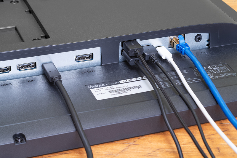 ノートPCにType-Cケーブルを1本つなぐだけで映像出力とノートPCの充電ができ、モニターに接続した周辺機器も使える