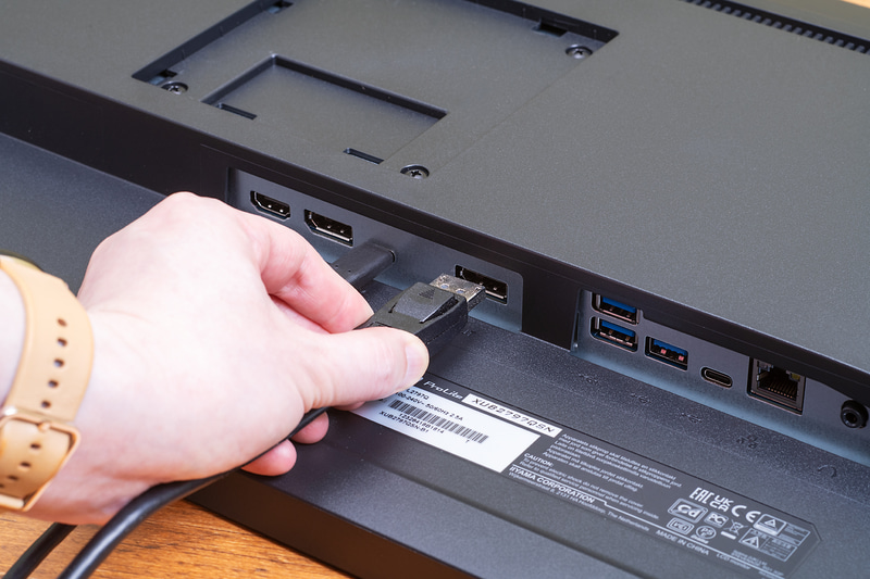 DisplayPort出力も用意されており、ここからもう1台別のモニターに数珠つなぎできる