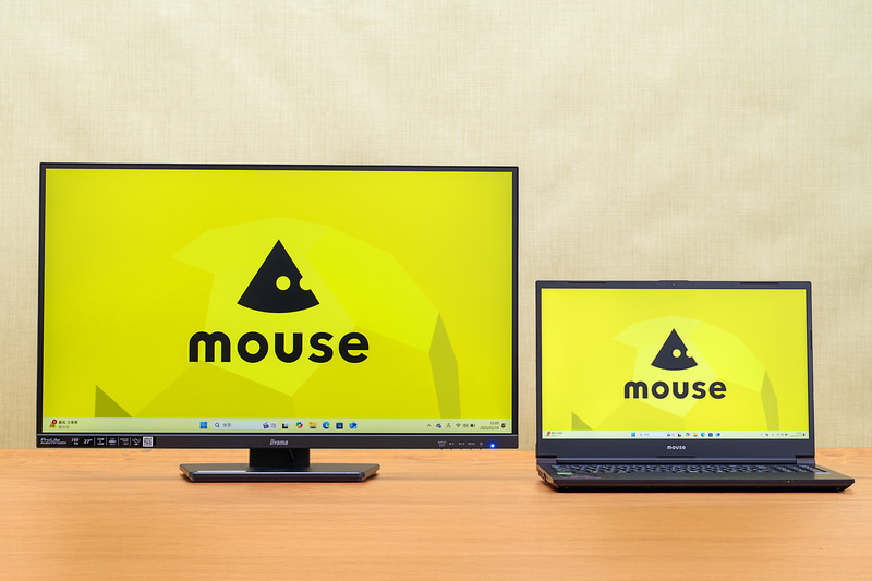 モニターを低くすることでノートPCのモニターの高さに近づけることができ、シームレスな使い勝手に