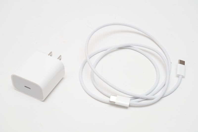 USB-C充電ケーブル(1m)は繊維被膜で覆われており、折り曲げ耐性が高い