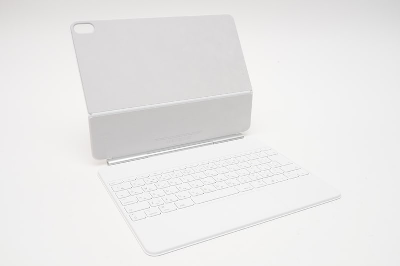 カラーはホワイトのみ。キーレイアウトは6言語が用意