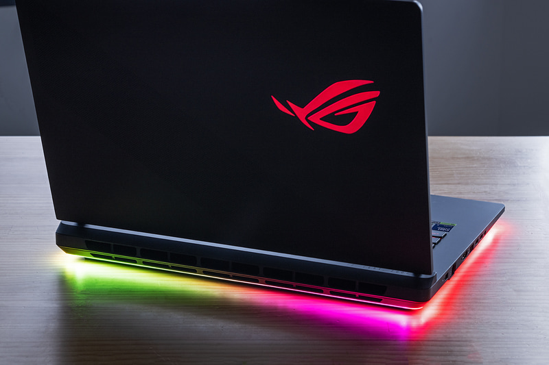 本体を囲むAura RGBライトバーで本体が浮いたような演出が行なえる。ちなみに天板のROGロゴにもLEDを搭載