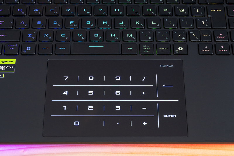 タッチパッドは大きめ。右上の「NUMLK」をタッチするとテンキーが表示される