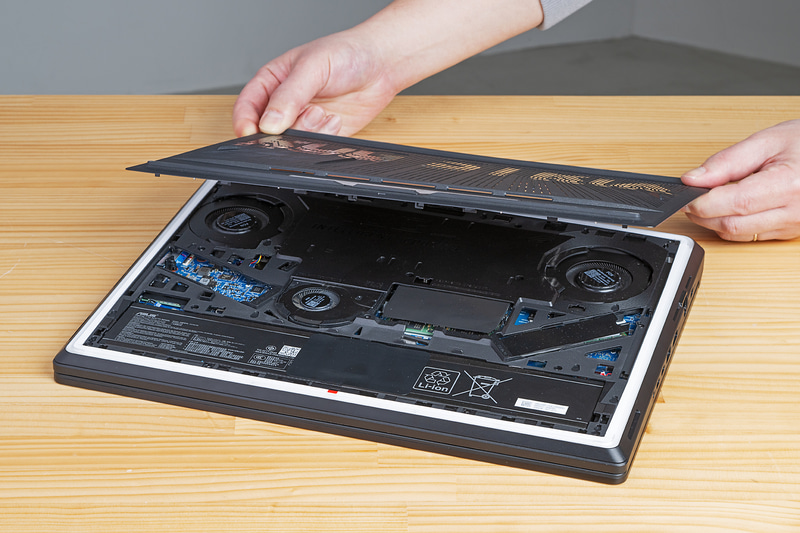 底面のロックを解除し、手前に引くだけでカバーを簡単に外せる