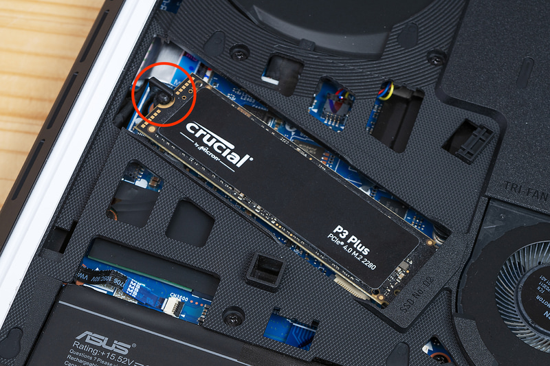 M.2 SSDをスロットに挿してフックを回すだけで固定が可能。工具は不要だ