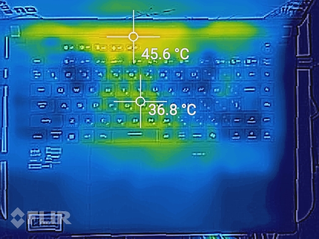 ゲーム動作中でもキーボード中心は少し温かい程度、温度が高めの上部でもほんのり温かいレベルだ