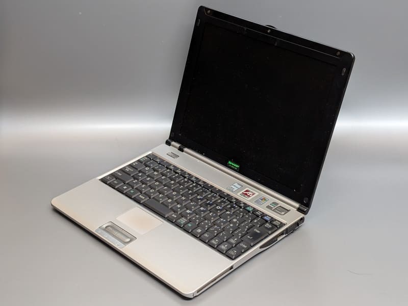 シャープ「MURAMASA PC-MM2-5NE」。2004年発売のモデルだ