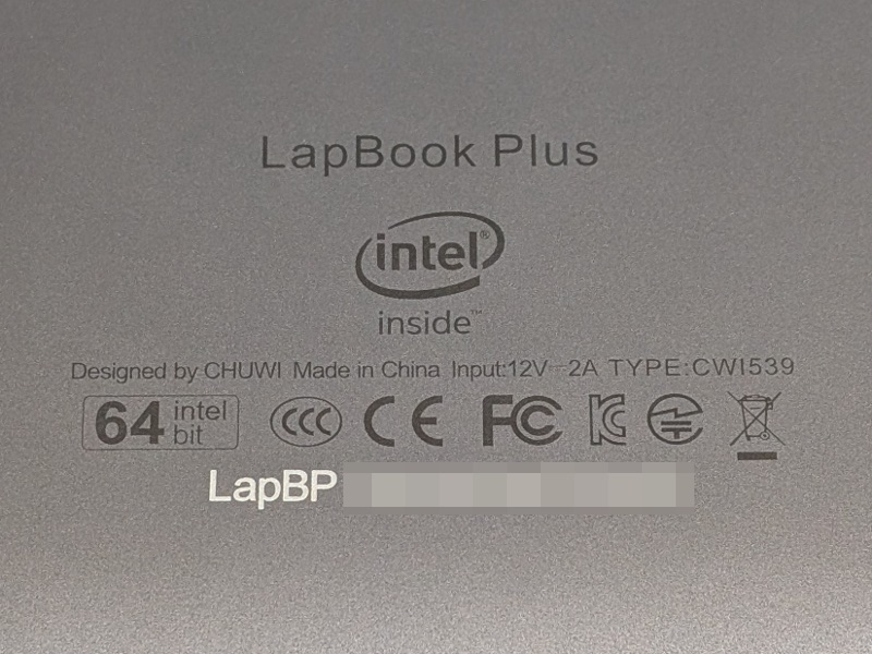 印字部のアップ。技適マークこそあるもののPCリサイクルマークはない