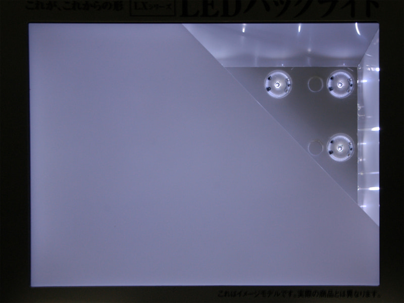 最初期の直下型白色LEDバックライトは、このくらいの実装密度で実現されていた