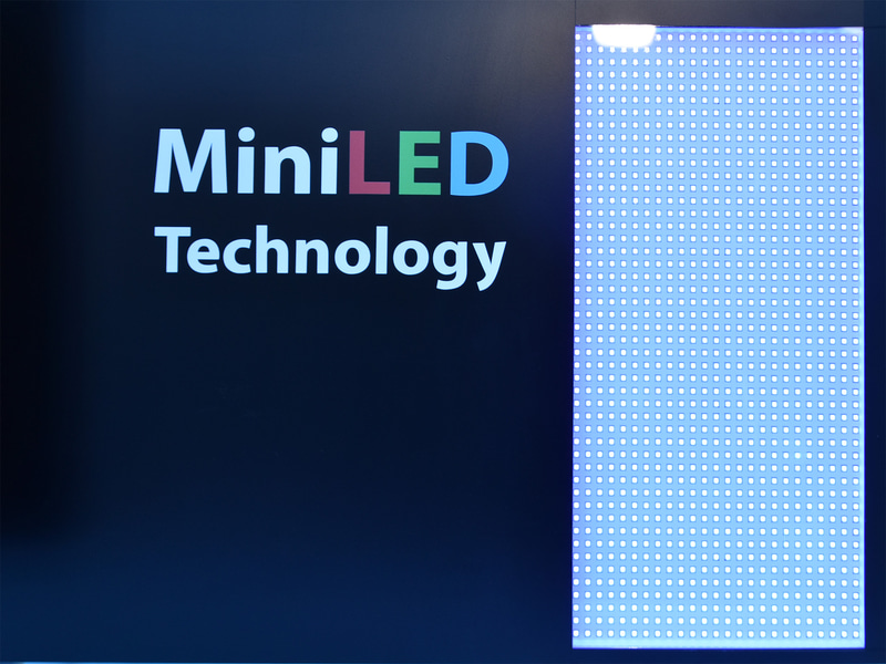 最初期のミニLEDバックライト。当時でもLEDの実装密度は段違い