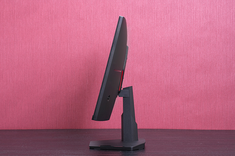 スタンドは上下のチルトだけとシンプルだ