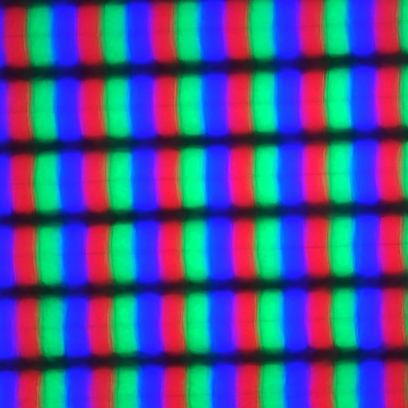 電子顕微鏡60倍で拡大した画面。サブピクセルはIPSパネル特有のくの字型だ