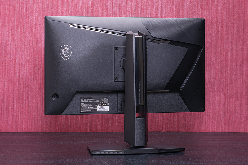 スタンドはコンパクトでキーボードやマウスを配置しやすい。チルト、スイベル、高さ調整、ピボットにも対応する高機能タイプだ