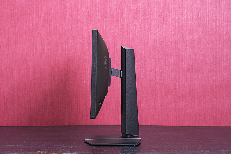 スタンドはコンパクトでキーボードやマウスを配置しやすい。チルト、スイベル、高さ調整、ピボットにも対応する高機能タイプだ