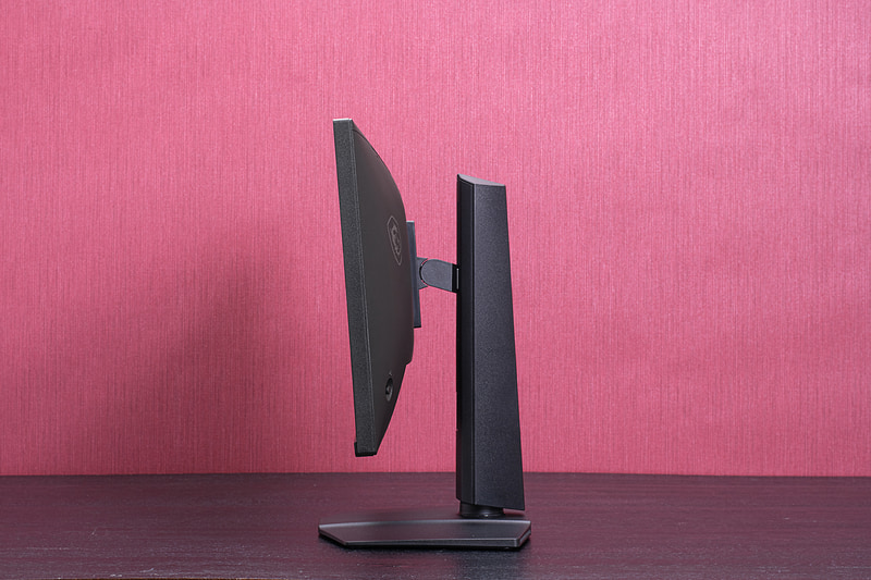 スタンドはコンパクトでキーボードやマウスを配置しやすい。チルト、スイベル、高さ調整、ピボットにも対応する高機能タイプだ