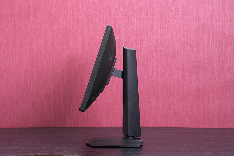 スタンドはコンパクトでキーボードやマウスを配置しやすい。チルト、スイベル、高さ調整、ピボットにも対応する高機能タイプだ