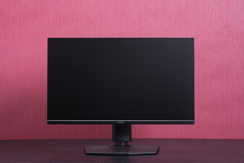 スタンドはコンパクトでキーボードやマウスを配置しやすい。チルト、スイベル、高さ調整、ピボットにも対応する高機能タイプだ