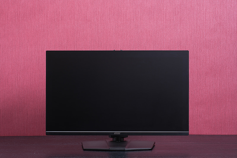 スタンドはコンパクトでキーボードやマウスを配置しやすい。チルト、スイベル、高さ調整、ピボットにも対応する高機能タイプだ