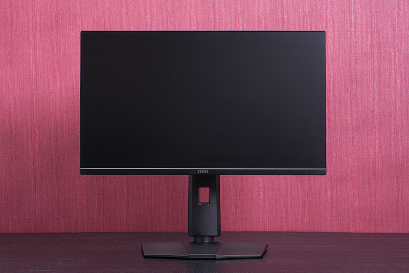 スタンドはコンパクトでキーボードやマウスを配置しやすい。チルト、スイベル、高さ調整、ピボットにも対応する高機能タイプだ