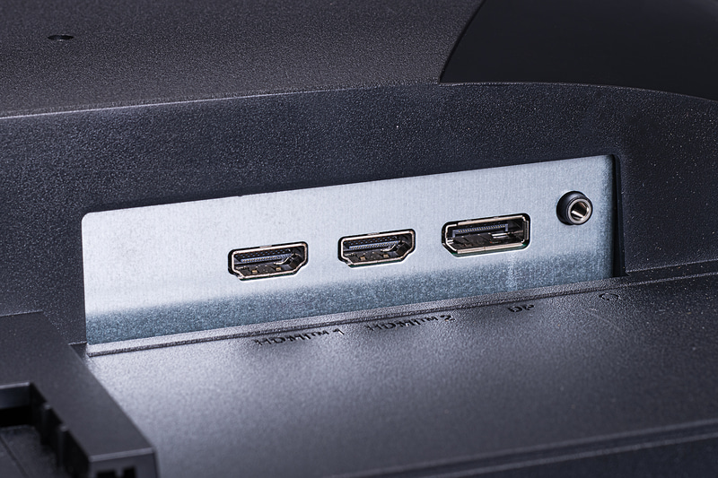 インターフェイスは、DisplayPort 1.2a 1基、HDMI 2.0b 2基、ヘッドフォン出力を用意。電源は内蔵型でACアダプタではない点はよいところ