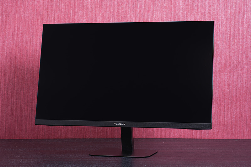 色性能が高いSuperClear IPSパネルを採用。狭額縁なのでスッキリして見える