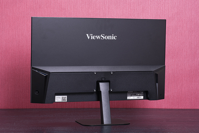 スタンドは上下のチルトだけとシンプルだ。台座がフラットなのでキーボードなどを置きやすいのは便利