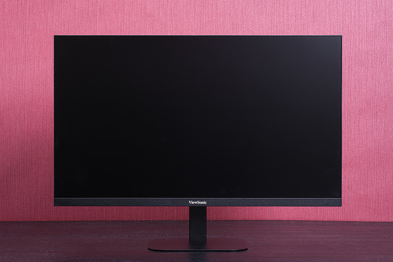 スタンドは上下のチルトだけとシンプルだ。台座がフラットなのでキーボードなどを置きやすいのは便利