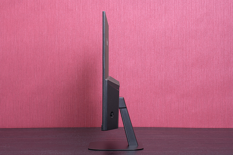 スタンドは上下のチルトだけとシンプルだ。台座がフラットなのでキーボードなどを置きやすいのは便利