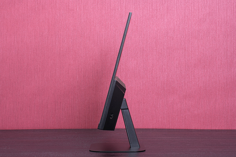 スタンドは上下のチルトだけとシンプルだ。台座がフラットなのでキーボードなどを置きやすいのは便利