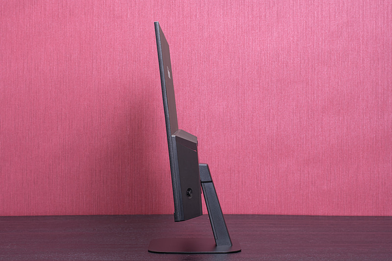 スタンドは上下のチルトだけとシンプルだ。台座がフラットなのでキーボードなどを置きやすいのは便利