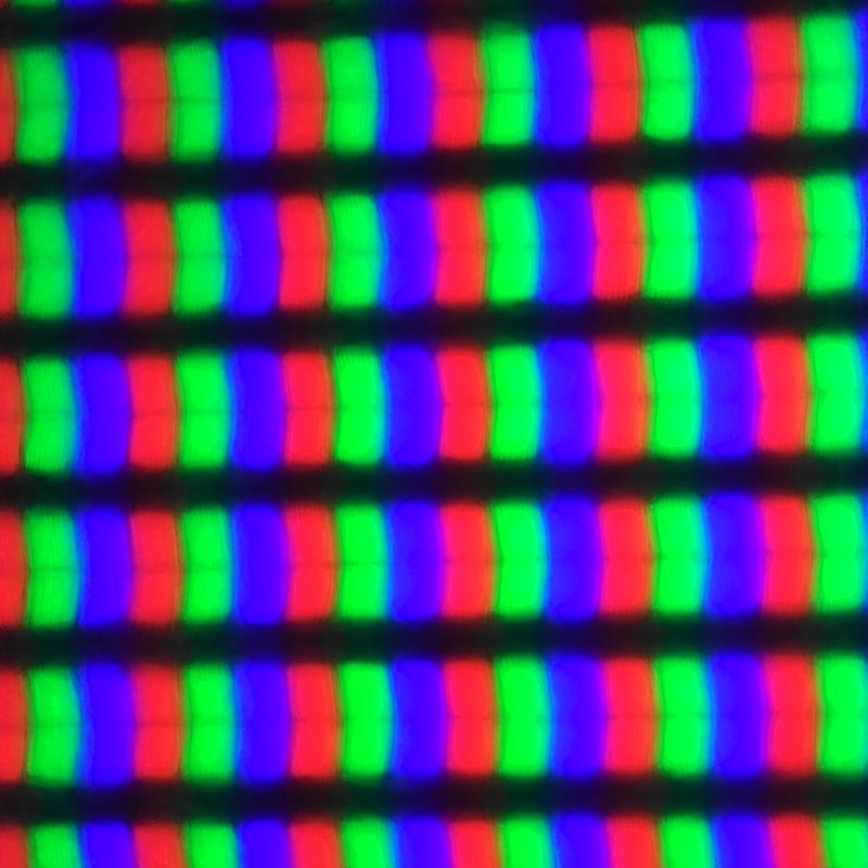 電子顕微鏡60倍で拡大した画面。サブピクセルはこちらもIPSパネル特有のくの字型だ