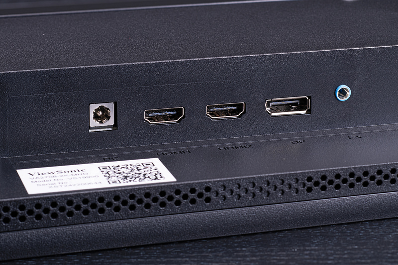 インターフェイスは、DisplayPort 1.4 1基、HDMI 2.0 2基、ヘッドフォン出力を用意。電源にはACアダプタを使用する