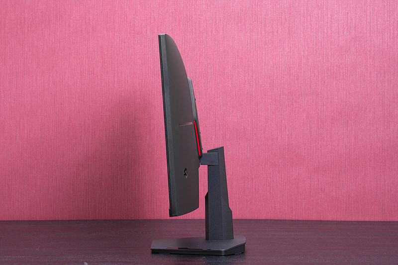 スタンドは上下のチルトだけとシンプルだ