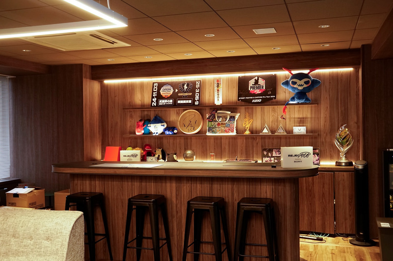 チームが獲得したトロフィーなどが並ぶREJECTオフィス