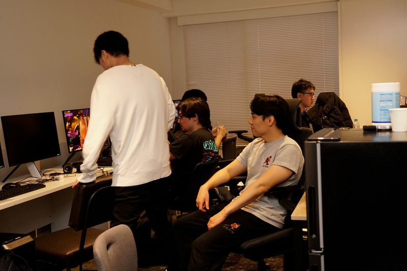 取材した日には、対戦部屋でときど選手とCapcom Cup 11で来日していた海外選手が練習を行なっていた