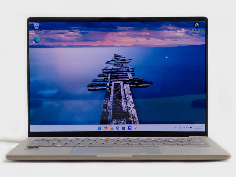 前面。パネル中央上にWebカメラ。縁は結構狭い